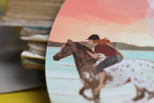 Lade das Bild in den Galerie-Viewer, Vinyl Sticker - Pferd - Ausritt am Strand - Sonnenuntergang - Handgemalte Illustration
