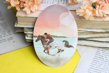 Lade das Bild in den Galerie-Viewer, Vinyl Sticker - Pferd - Ausritt am Strand - Sonnenuntergang - Handgemalte Illustration
