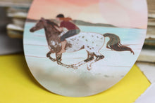 Lade das Bild in den Galerie-Viewer, Vinyl Sticker - Pferd - Ausritt am Strand - Sonnenuntergang - Handgemalte Illustration
