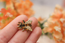 Lade das Bild in den Galerie-Viewer, Emaille Pin - Biene - Honigbiene - Special Edition - Filler Pin
