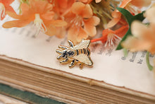 Lade das Bild in den Galerie-Viewer, Emaille Pin - Biene - Honigbiene - Special Edition - Filler Pin
