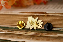 Lade das Bild in den Galerie-Viewer, Emaille Pin - Biene - Honigbiene - Special Edition - Filler Pin
