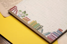 Lade das Bild in den Galerie-Viewer, Notizblock - Regenbogen Bücherregal - Block für Leseratten - Briefpapier - DIN A5 - 50 Seiten - kariert
