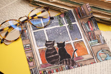 Lade das Bild in den Galerie-Viewer, Reinigungstuch - Katzen am Fenster - Bücherregal - Bücher - Microfasertuch für Brille, Bildschirm und Objektiv - Eigene Illustration
