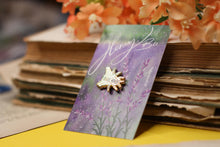 Lade das Bild in den Galerie-Viewer, Emaille Pin - Biene - Honigbiene - Special Edition - Filler Pin
