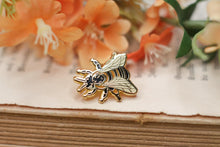 Lade das Bild in den Galerie-Viewer, Emaille Pin - Biene - Honigbiene - Special Edition - Filler Pin
