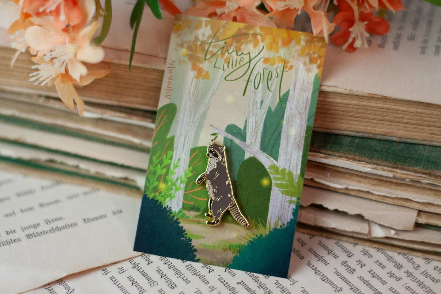 Emaille Pin - Minipin - Waschbär stehend - Tiny Little Forest Kollektion