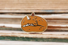 Lade das Bild in den Galerie-Viewer, Emaille Pin - Minipin - Fuchs schlafend - Tiny Little Forest Kollektion
