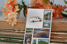 Lade das Bild in den Galerie-Viewer, Emaille Pin - Minipin - Wohnmobil
