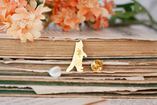 Lade das Bild in den Galerie-Viewer, Emaille Pin - Minipin - Waschbär stehend - Tiny Little Forest Kollektion
