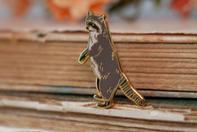 Lade das Bild in den Galerie-Viewer, Emaille Pin - Minipin - Waschbär stehend - Tiny Little Forest Kollektion
