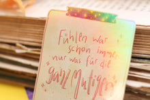 Lade das Bild in den Galerie-Viewer, Vinyl Sticker - Fühlen für die ganz Mutigen - Aufkleber mit Spruch Affirmation - Handgemalte Illustration - Holografischer Aufkleber
