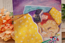 Lade das Bild in den Galerie-Viewer, Postkarte - Frau mit Hund lesend - Golden Retriever - Eigene Illustration - Handgemalt
