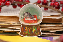 Lade das Bild in den Galerie-Viewer, Vinyl Sticker mit Glitzer Effekt - Let it snow - Katze im Katzenklo Schneekugel Lustiger Aufkleber Adventskalender - Eigene Illustration
