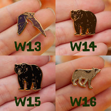 Lade das Bild in den Galerie-Viewer, Mini Pins - Wald Pins - Tiny little Forest - Emaille - B-Ware, B-Grade, Second - Seconds Sale - Broschen mit kleinen Fehlern - Oopsie Bag
