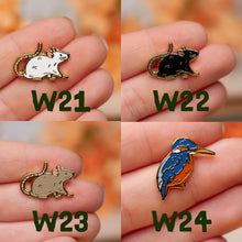 Lade das Bild in den Galerie-Viewer, Mini Pins - Wald Pins - Tiny little Forest - Emaille - B-Ware, B-Grade, Second - Seconds Sale - Broschen mit kleinen Fehlern - Oopsie Bag
