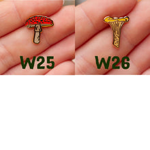 Lade das Bild in den Galerie-Viewer, Mini Pins - Wald Pins - Tiny little Forest - Emaille - B-Ware, B-Grade, Second - Seconds Sale - Broschen mit kleinen Fehlern - Oopsie Bag
