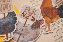 Lade das Bild in den Galerie-Viewer, Vinyl Sticker - Protestierende Hühner - Einzeln oder als Set - Gegen Rechts - Liebe statt Hass - Handgemalte Illustration
