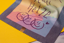 Lade das Bild in den Galerie-Viewer, Microfasertuch - Herz statt Hetze - Demoplakat - Haltung zeigen gegen Rechts - für Brillen, Handys und Objektive - Eigene Illustration
