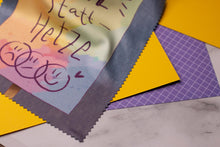 Lade das Bild in den Galerie-Viewer, Microfasertuch - Herz statt Hetze - Demoplakat - Haltung zeigen gegen Rechts - für Brillen, Handys und Objektive - Eigene Illustration
