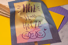 Lade das Bild in den Galerie-Viewer, Microfasertuch - Herz statt Hetze - Demoplakat - Haltung zeigen gegen Rechts - für Brillen, Handys und Objektive - Eigene Illustration
