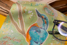 Lade das Bild in den Galerie-Viewer, Reinigungstuch - Eisvogel - Anxious - Affirmation - Microfasertuch für Brillen, Handys und Objektive - Eigene Illustration - Handlettering

