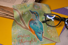 Lade das Bild in den Galerie-Viewer, Reinigungstuch - Eisvogel - Anxious - Affirmation - Microfasertuch für Brillen, Handys und Objektive - Eigene Illustration - Handlettering
