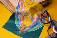 Lade das Bild in den Galerie-Viewer, Reinigungstuch - Mutausbrüche - Schildkröte - Microfasertuch für Brillen, Handys und Objektive - Eigene Illustration - lustiger Spruch
