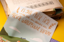 Lade das Bild in den Galerie-Viewer, Microfasertuch - Wandern - mit Spruch - für Brillen, Handys, Objektive - Edersee - Miese Tage Wanderschuhe - Eigene Illustration

