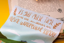 Lade das Bild in den Galerie-Viewer, Microfasertuch - Wandern - mit Spruch - für Brillen, Handys, Objektive - Edersee - Miese Tage Wanderschuhe - Eigene Illustration
