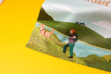 Lade das Bild in den Galerie-Viewer, Microfasertuch - Wandern - mit Spruch - für Brillen, Handys, Objektive - Edersee - Miese Tage Wanderschuhe - Eigene Illustration

