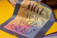 Lade das Bild in den Galerie-Viewer, Microfasertuch - Herz statt Hetze - Demoplakat - Haltung zeigen gegen Rechts - für Brillen, Handys und Objektive - Eigene Illustration
