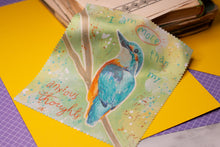 Lade das Bild in den Galerie-Viewer, Reinigungstuch - Eisvogel - Anxious - Affirmation - Microfasertuch für Brillen, Handys und Objektive - Eigene Illustration - Handlettering
