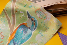 Lade das Bild in den Galerie-Viewer, Reinigungstuch - Eisvogel - Anxious - Affirmation - Microfasertuch für Brillen, Handys und Objektive - Eigene Illustration - Handlettering
