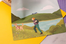 Lade das Bild in den Galerie-Viewer, Microfasertuch - Wandern - mit Spruch - für Brillen, Handys, Objektive - Edersee - Miese Tage Wanderschuhe - Eigene Illustration

