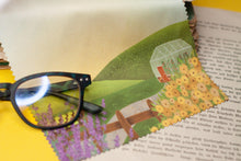 Lade das Bild in den Galerie-Viewer, Reinigungstuch - Gewächshaus - Garten im Sommer - Landleben - Microfasertuch für Brillen, Handys und Objektive - Eigene Illustration
