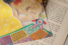 Lade das Bild in den Galerie-Viewer, Reinigungstuch - Frau mit Hund lesend - Gemütlich im Bett - Microfasertuch für Brillen, Handys und Objektive - Eigene Illustration
