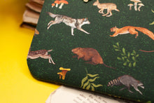 Lade das Bild in den Galerie-Viewer, Reißverschlusstasche mit Waldtieren - kleine Baumwoll Tasche mit Anhänger - Selbst illustriert und genäht - Handarbeit
