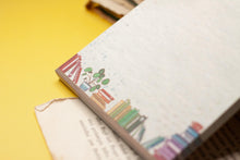 Lade das Bild in den Galerie-Viewer, Notizblock - Regenbogen Bücherregal - A6 50 Seiten - Eigene Illustration - Kleinigkeit als Geschenk
