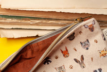 Lade das Bild in den Galerie-Viewer, Reißverschlusstasche mit Waldtieren - Waldgesichter - kleine Baumwoll Tasche mit Anhänger - Selbst illustriert und genäht - Handarbeit
