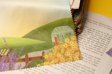 Lade das Bild in den Galerie-Viewer, Reinigungstuch - Gewächshaus - Garten im Sommer - Landleben - Microfasertuch für Brillen, Handys und Objektive - Eigene Illustration
