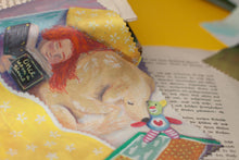 Lade das Bild in den Galerie-Viewer, Reinigungstuch - Frau mit Hund lesend - Gemütlich im Bett - Microfasertuch für Brillen, Handys und Objektive - Eigene Illustration

