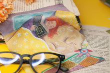 Lade das Bild in den Galerie-Viewer, Reinigungstuch - Frau mit Hund lesend - Gemütlich im Bett - Microfasertuch für Brillen, Handys und Objektive - Eigene Illustration

