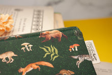 Lade das Bild in den Galerie-Viewer, Reißverschlusstasche mit Waldtieren - kleine Baumwoll Tasche mit Anhänger - Selbst illustriert und genäht - Handarbeit
