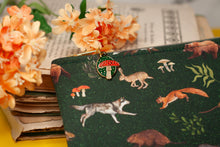 Lade das Bild in den Galerie-Viewer, Reißverschlusstasche mit Waldtieren - kleine Baumwoll Tasche mit Anhänger - Selbst illustriert und genäht - Handarbeit
