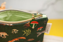 Lade das Bild in den Galerie-Viewer, Reißverschlusstasche mit Waldtieren - kleine Baumwoll Tasche mit Anhänger - Selbst illustriert und genäht - Handarbeit
