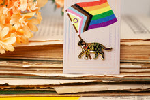 Lade das Bild in den Galerie-Viewer, Emaille Pin - Minipin - Regenbogen Katze - Pride - LGBTQIA+ - Queer - Eigenes Design
