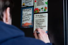 Lade das Bild in den Galerie-Viewer, Magnet - Immerwährender Notizzettel - kleines Whiteboard mit Regenbogen Büchern - Eigene Illustration - Nützliches Geschenk
