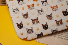 Lade das Bild in den Galerie-Viewer, Reißverschlusstasche mit Katzen - kleine Baumwoll Tasche mit Anhänger - Selbst illustriert und genäht - Handarbeit
