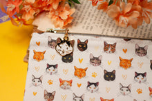 Lade das Bild in den Galerie-Viewer, Reißverschlusstasche mit Katzen - kleine Baumwoll Tasche mit Anhänger - Selbst illustriert und genäht - Handarbeit
